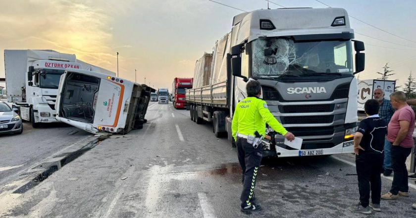 Eskişehir'de iki kamyon ile otobüsün karıştığı kazada 7 kişi yaralandı.