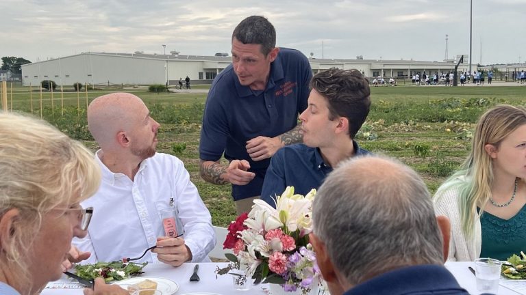 Ohio hapishanesinde düzenlenen bir etkinlikte mahkumlar halka beş çeşit yemek ikram etti