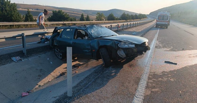 Afyonkarahisar'da trafik adasında devrilen otomobilde 3 kişi yaralandı.