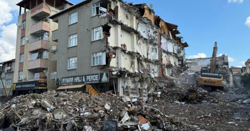 İETT otobüsünün çarptığı binanın yıkımı tamamlandı