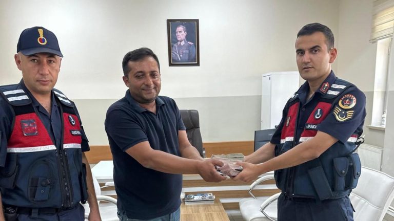 Karaman'da yolda bulunan paralar sahibine teslim edildi