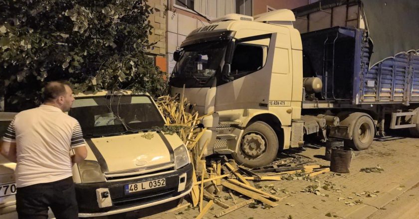 Freni bozulan kamyon, araçlara çarparak durdu