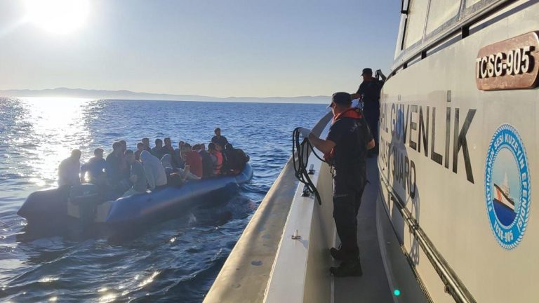 Çanakkale açıklarında 43 kaçak göçmen yakalandı