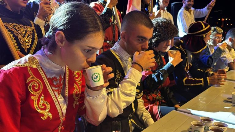 Rize'de düzenlenen festivalde 6 bardak çayı 3 dakikada içmek için yarıştılar.
