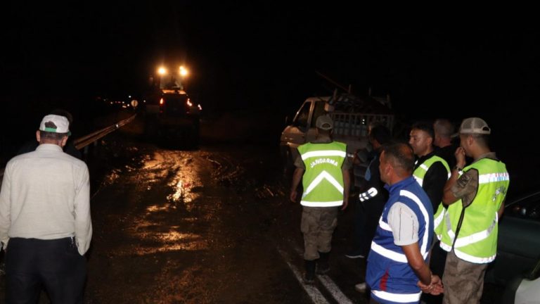 Erzurum-Artvin karayolunda sel bariyeri