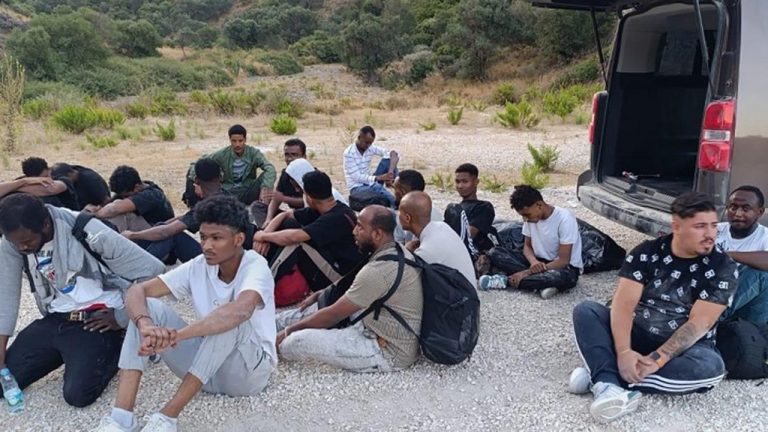 İzmir'de 20'si çocuk 105 kaçak göçmen yakalandı