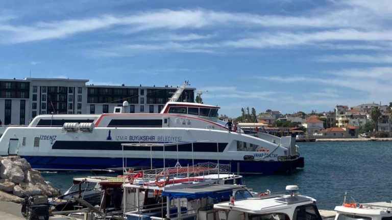 İzmir'de deniz ulaşımına fırtına engeli