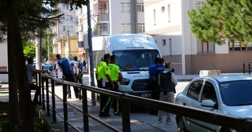 Kastamonu'da silahlı saldırgan 2 polisi yaraladı