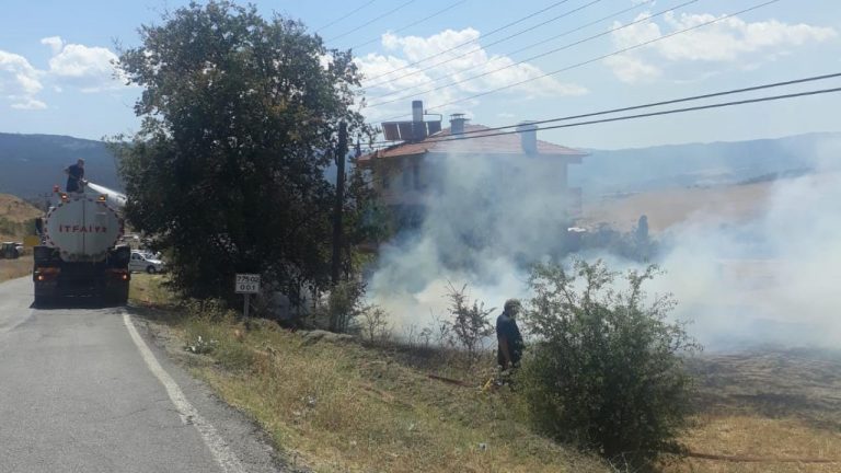 Kastamonu'da çıkan yangında 2 dönüm tarım arazisi zarar gördü