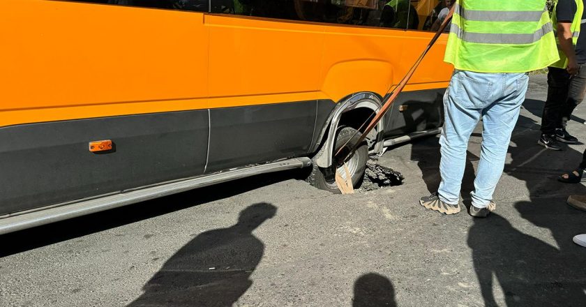 Yolun çökmesi sonucu minibüsün tekerleği hendeğe düştü