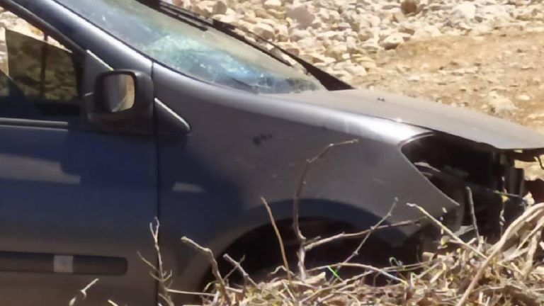 Adana'da otomobilin kayaya çarpması sonucu 2 kişi yaralandı.