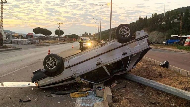 Amasya'da otomobilin elektrik direğine çarpması sonucu 4 kişi yaralandı.