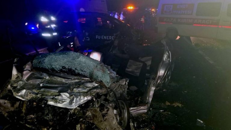 Kütahyalı evli bir çift, düğünden dönerken trafik kazasında hayatını kaybetti.