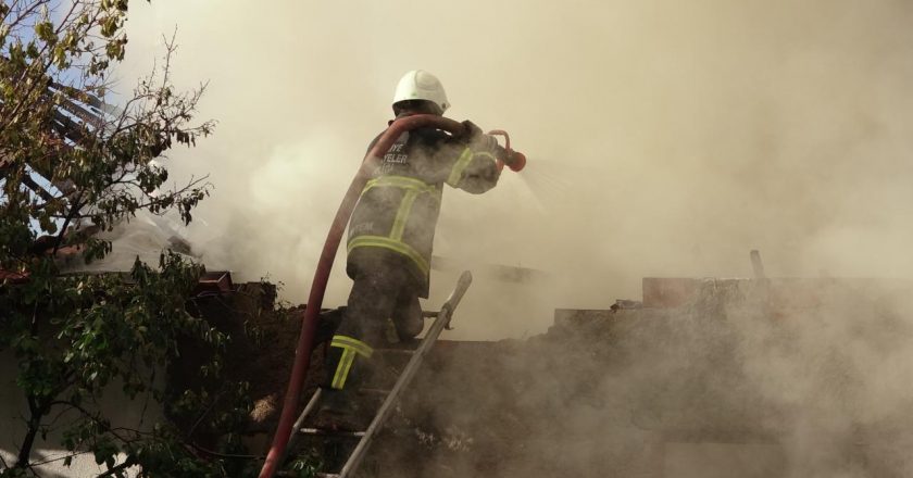 Kırıkkale'de çıkan yangında 2 ev hasar gördü