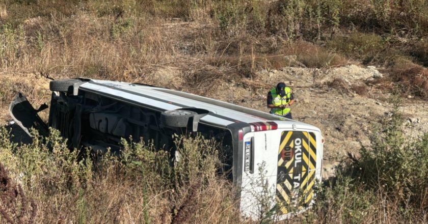 Kuzey Marmara Otoyolu'nda hendeğe düşen servis aracı devrildi: 9 yaralı