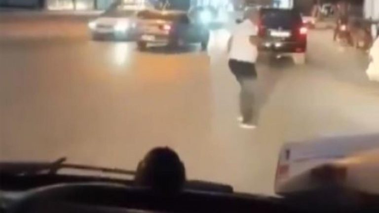 Ambulansın önünü kesip camı yumrukladı.