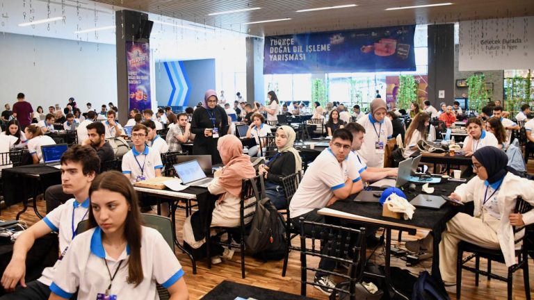 Yapay zeka destekli proje geliştiren öğrenciler TEKNOFEST'te yarıştı