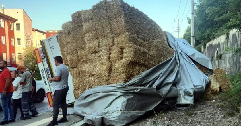 Bartın'da saman yüklü kamyon devrildi