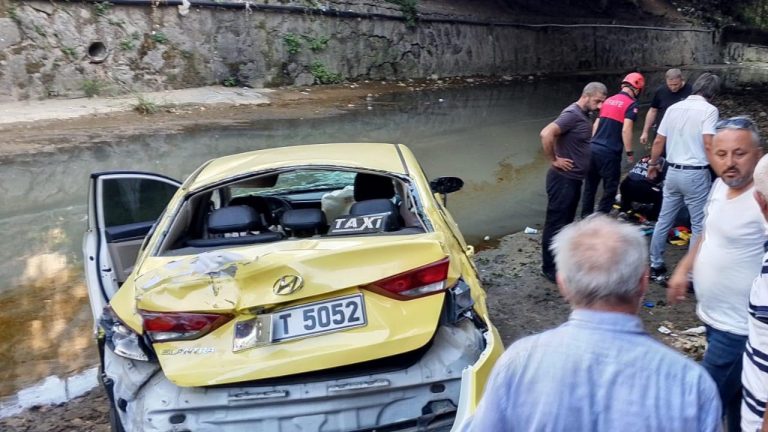 Zonguldak'ta taksi kayarak kaldırımdaki yayalara çarptı: 1 ölü, 4 yaralı
