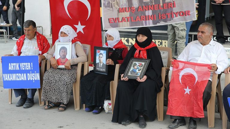 Muş aileleri çocuklarına bakmaya devam ediyor