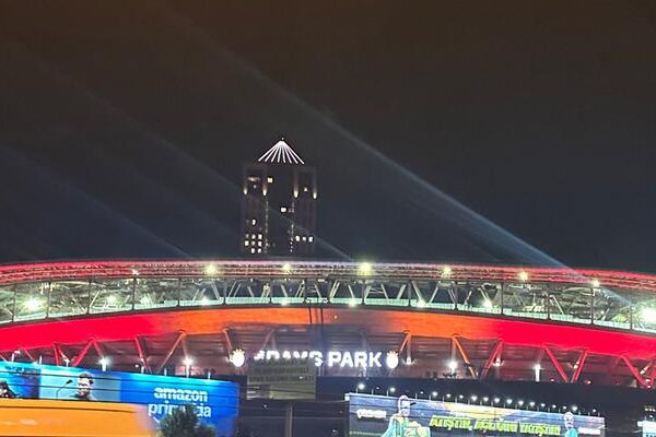 Galatasaray stadında gece yarısı ilginç görüntüler! Taraftarlar kameralarını sarılıp videoya çekti