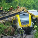 Almanya’da yolcu treni raydan çıkarak devrildi: 3 ölü, 34 yaralı