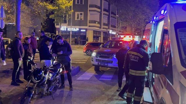 Kazanın ardından genç sürücünün ayağı motosikletin pedallarına sıkıştı.