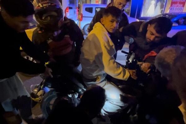 Kaza sonrası genç sürücünün ayağı motosikletin pedal demirine sıkıştı