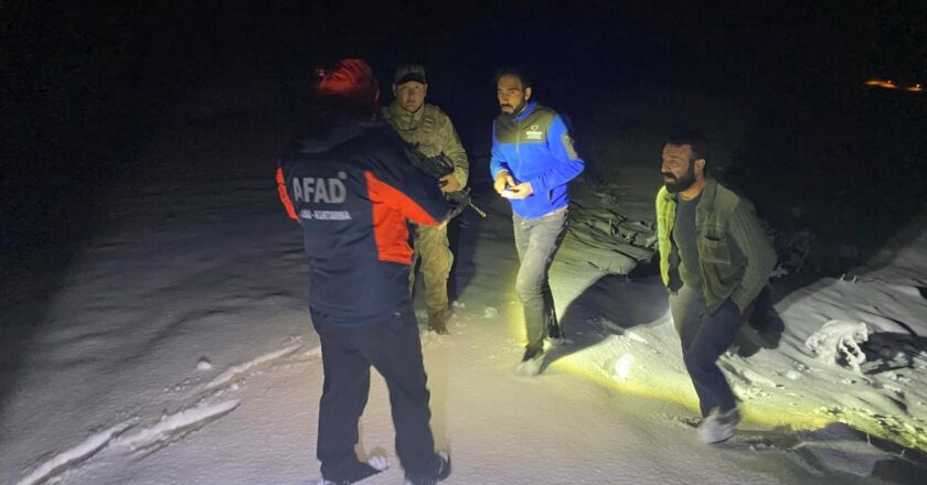 Ağrı’da karda mahsur kalan 2 kişi kurtarıldı