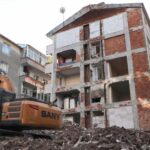 40 Yıldır Yan Yana İki Apartman Tek Duvarla Ayrılmış