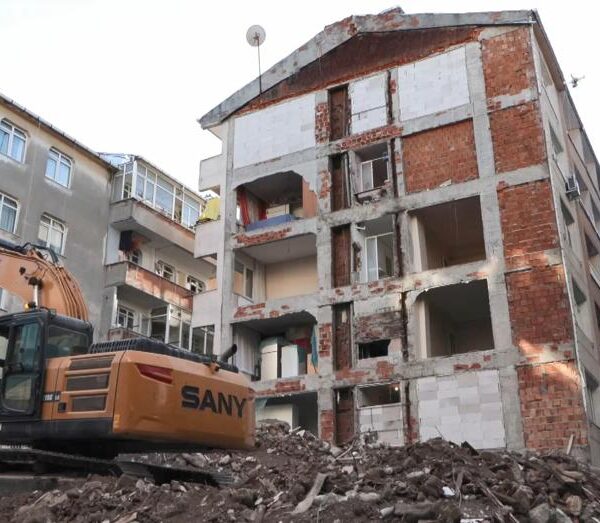 40 Yıldır Yan Yana İki Apartman Tek Duvarla Ayrılmış