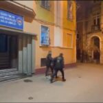 Kaldırımda uyuyan kişinin cep telefonunu kapıp gitti