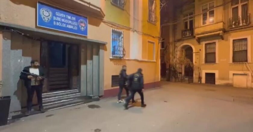 Kaldırımda uyuyan kişinin cep telefonunu kapıp gitti