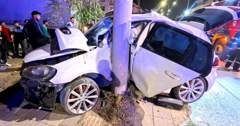 Otomobil direğe saplandı: 2 ağır yaralı – Son Dakika Türkiye Haberleri