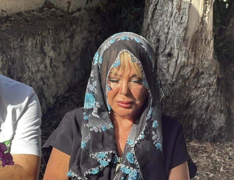 Safiye Soyman oğlunun mezarı başında gözyaşlarına boğuldu! ”Oğlumun ruhu bu kedide”